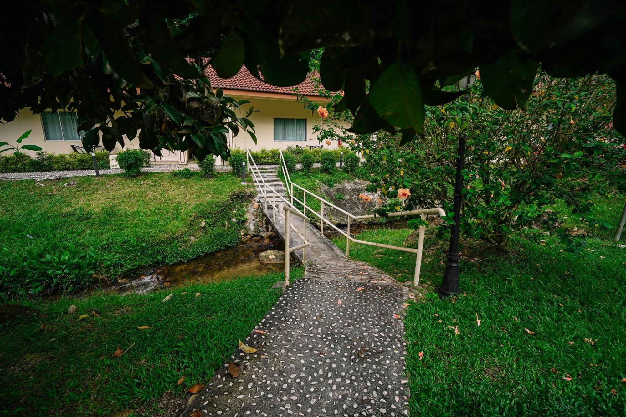 Lilla Rainforest Retreats Hulu Langat Hotel Exterior photo